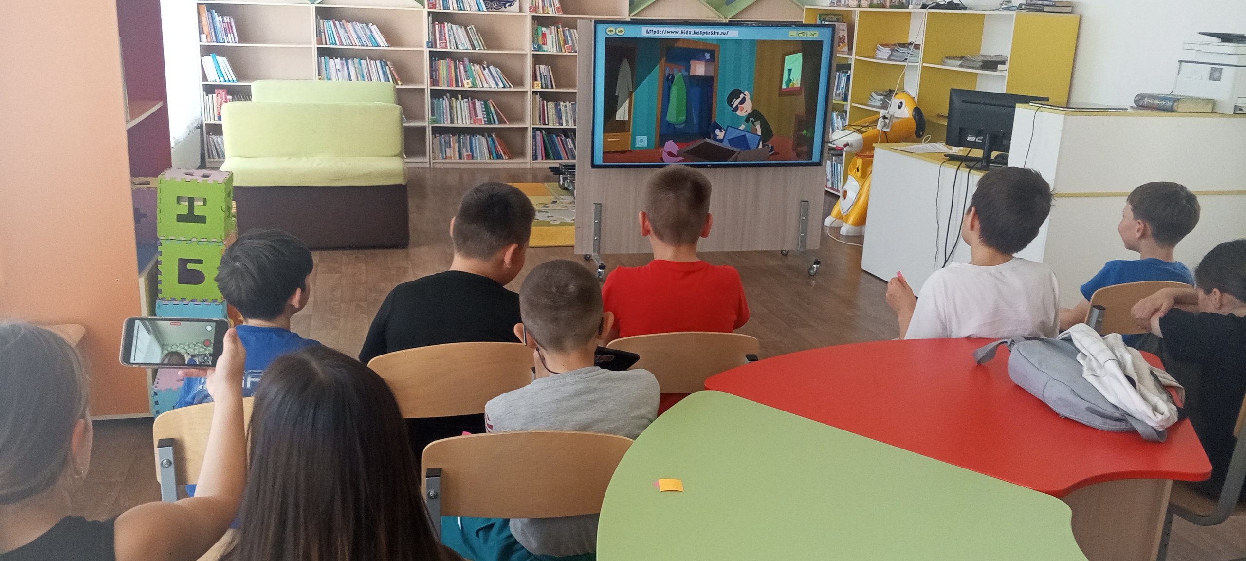 В Центральной районной модельной библиотеке прошел интерактивный час «Правила безопасности…
