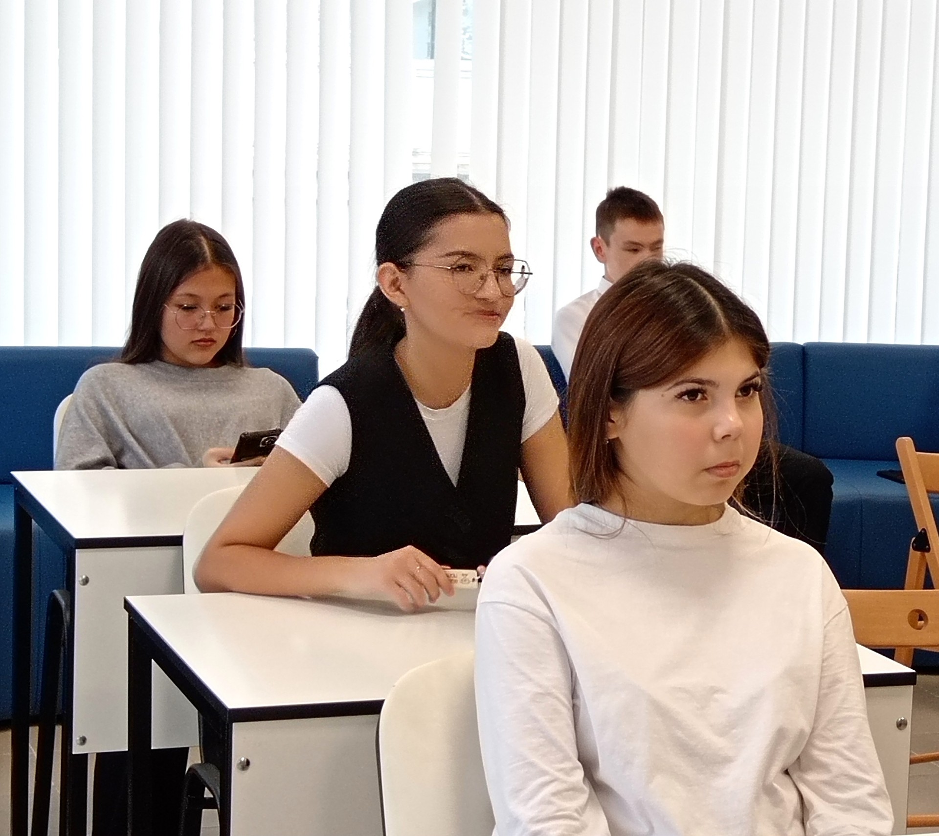 Литературно-музыкальный час "Осенние краски в творчестве поэтов, художников и композитров"