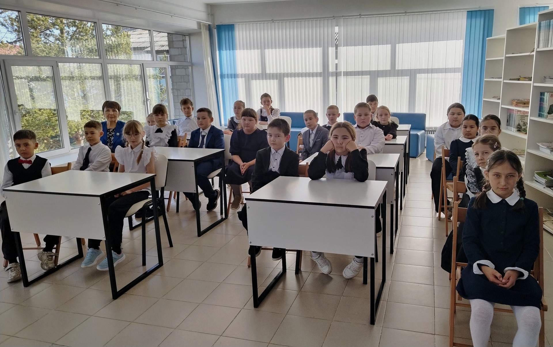 Литературно-патриотический час памяти ко Дню белых журавлей «Журавли памяти и мира»