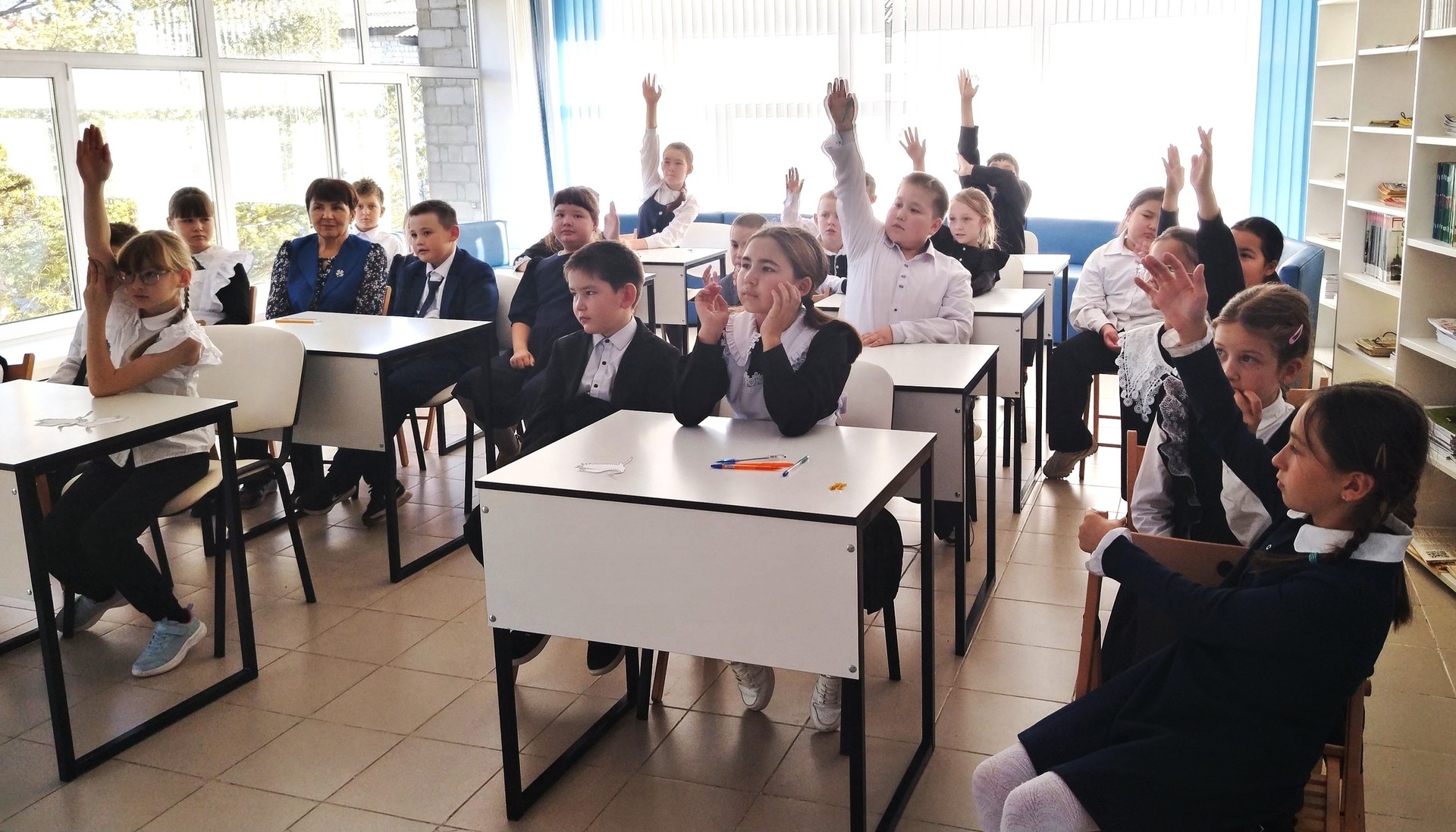 Литературно-патриотический час памяти ко Дню белых журавлей «Журавли памяти и мира»