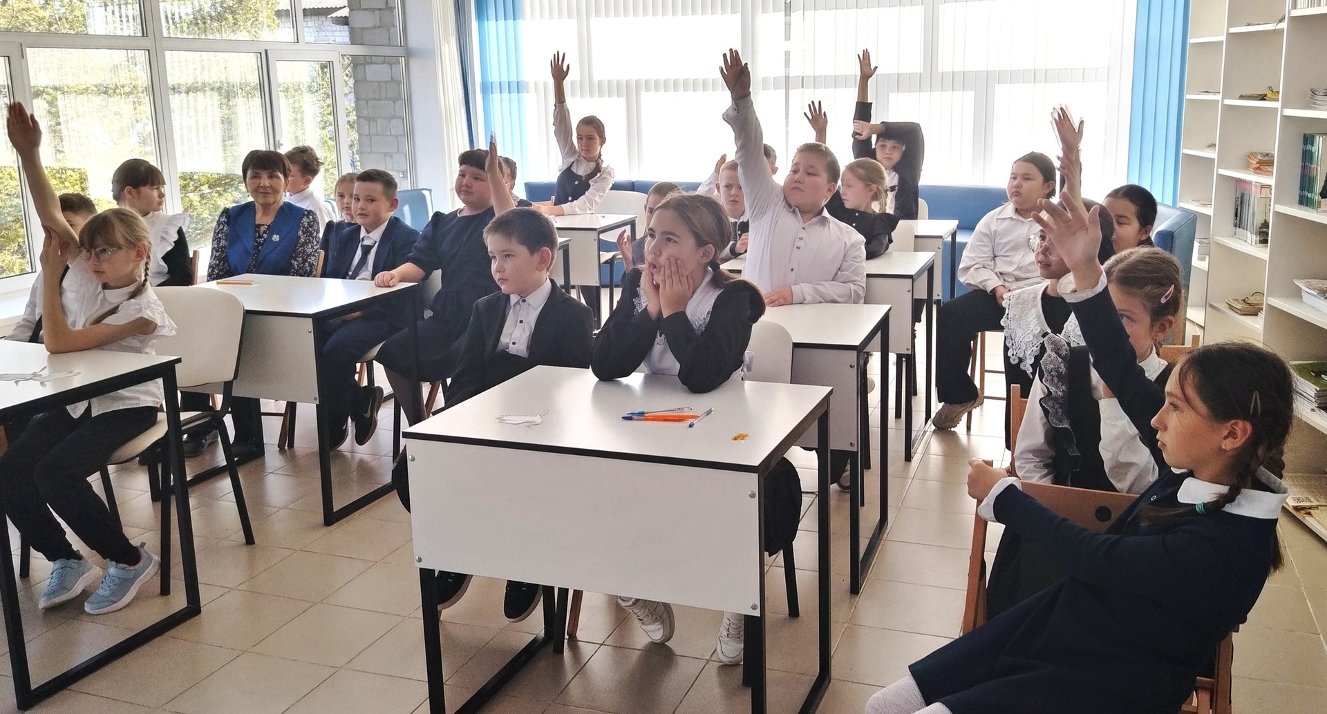 Литературно-патриотический час памяти ко Дню белых журавлей «Журавли памяти и мира»
