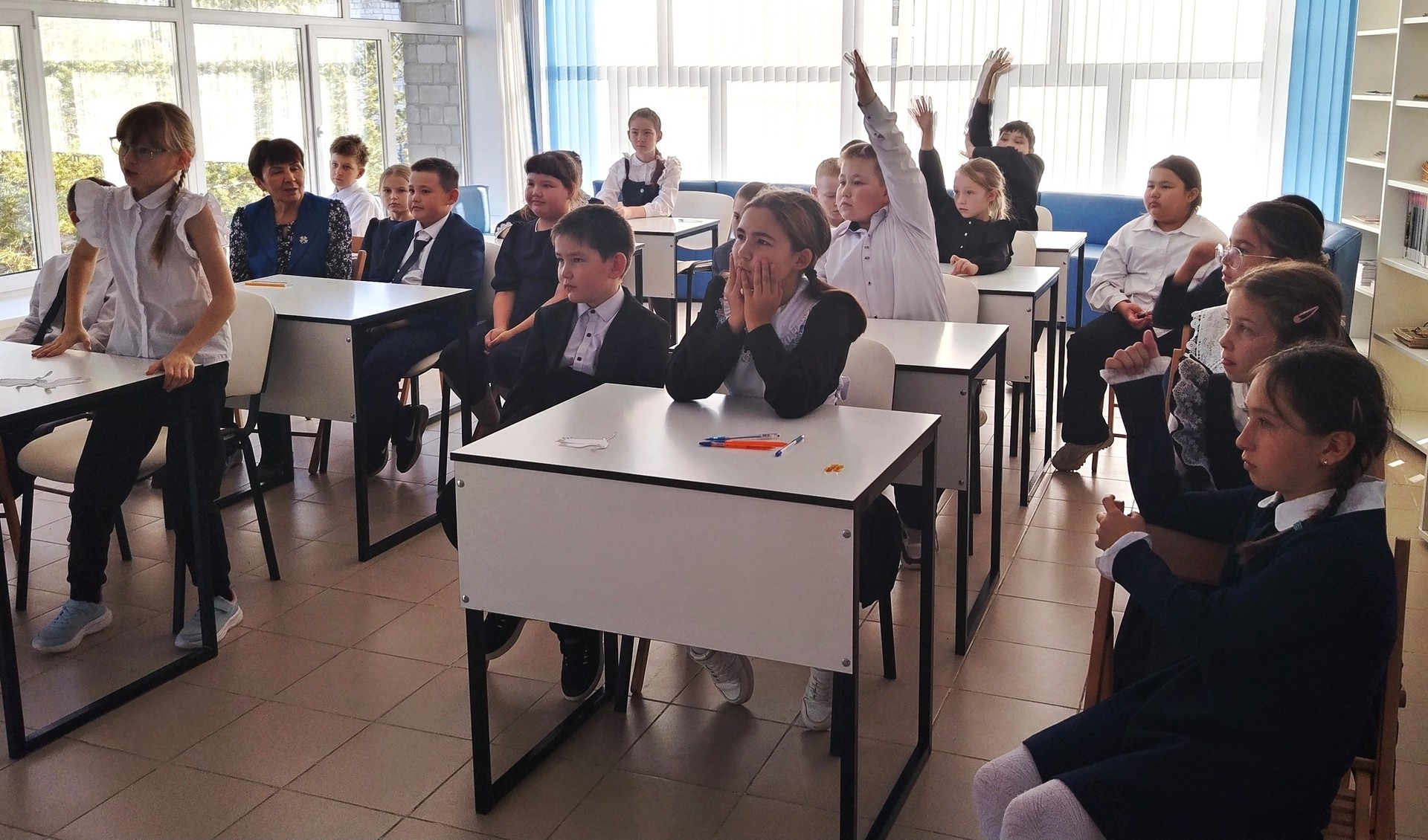Литературно-патриотический час памяти ко Дню белых журавлей «Журавли памяти и мира»