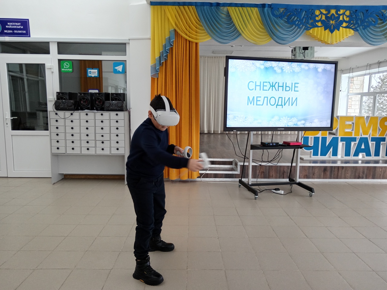 С VR можно отправиться куда угодно. Шлем и приложение переносят в морские глубины или безграничное небо и дают возможность побывать в космосе. Всё это доступно сегодня в нашей Центральной районной модельной библиотеке-библиотеке нового поколения. Это совершенно новый уровень погружения: куда бы вы ни посмотрели мозг будет воспринимать картинку уже не как изображение, а как окружающую вас реальность. Выглядит это настолько правдоподобно, что у некоторых при первом знакомстве с виртуальной реальностью подкашиваются ноги. VR — это отличный способ преподнести знания и сделать их гораздо более запоминающимися, чем в случае с учебниками или фильмами. В новогодние каникулы нашим читателям представилась возможность в шлемах виртуальной реальности перенестись в любимый город и место, которое им всегда хотелось посетить. А ещё гостям были доступны путешествия с виртуальным гидом. Если наших подростков больше интересуют игры, то взрослые очень ценят возможность прикоснуться к новым ощущениям хотя бы при помощи VR. Кто еще не знаком с VR, ждем вас в нашей библиотеке!