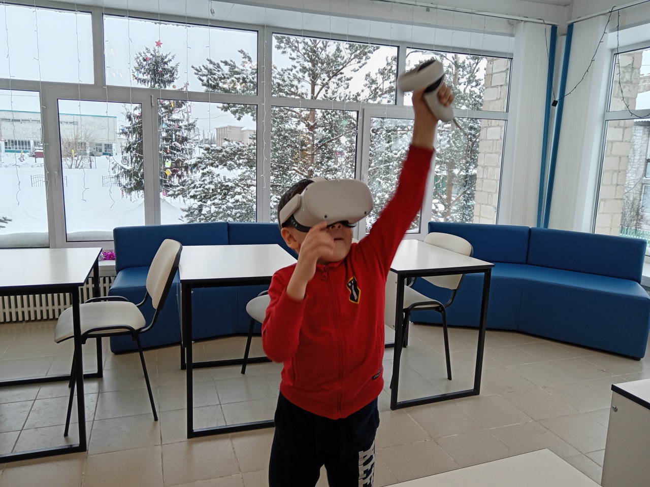 С VR можно отправиться куда угодно. Шлем и приложение переносят в морские глубины или безграничное небо и дают возможность побывать в космосе. Всё это доступно сегодня в нашей Центральной районной модельной библиотеке-библиотеке нового поколения. Это совершенно новый уровень погружения: куда бы вы ни посмотрели мозг будет воспринимать картинку уже не как изображение, а как окружающую вас реальность. Выглядит это настолько правдоподобно, что у некоторых при первом знакомстве с виртуальной реальностью подкашиваются ноги. VR — это отличный способ преподнести знания и сделать их гораздо более запоминающимися, чем в случае с учебниками или фильмами. В новогодние каникулы нашим читателям представилась возможность в шлемах виртуальной реальности перенестись в любимый город и место, которое им всегда хотелось посетить. А ещё гостям были доступны путешествия с виртуальным гидом. Если наших подростков больше интересуют игры, то взрослые очень ценят возможность прикоснуться к новым ощущениям хотя бы при помощи VR. Кто еще не знаком с VR, ждем вас в нашей библиотеке!