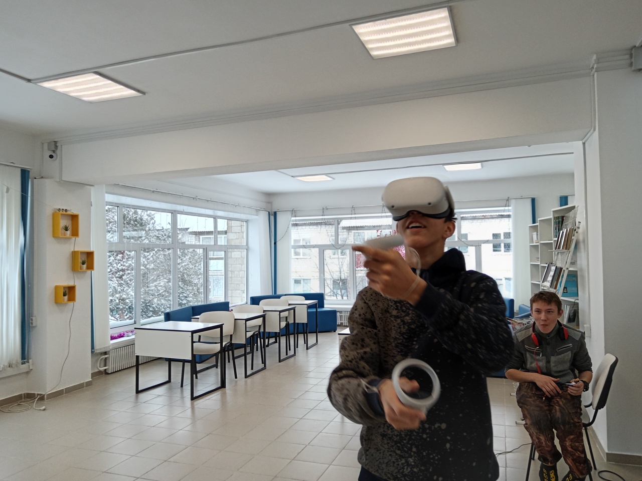С VR можно отправиться куда угодно. Шлем и приложение переносят в морские глубины или безграничное небо и дают возможность побывать в космосе. Всё это доступно сегодня в нашей Центральной районной модельной библиотеке-библиотеке нового поколения. Это совершенно новый уровень погружения: куда бы вы ни посмотрели мозг будет воспринимать картинку уже не как изображение, а как окружающую вас реальность. Выглядит это настолько правдоподобно, что у некоторых при первом знакомстве с виртуальной реальностью подкашиваются ноги. VR — это отличный способ преподнести знания и сделать их гораздо более запоминающимися, чем в случае с учебниками или фильмами. В новогодние каникулы нашим читателям представилась возможность в шлемах виртуальной реальности перенестись в любимый город и место, которое им всегда хотелось посетить. А ещё гостям были доступны путешествия с виртуальным гидом. Если наших подростков больше интересуют игры, то взрослые очень ценят возможность прикоснуться к новым ощущениям хотя бы при помощи VR. Кто еще не знаком с VR, ждем вас в нашей библиотеке!