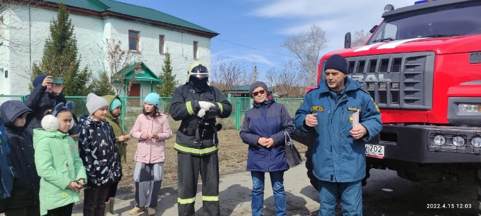 Пожарные в гостях у библиотеки